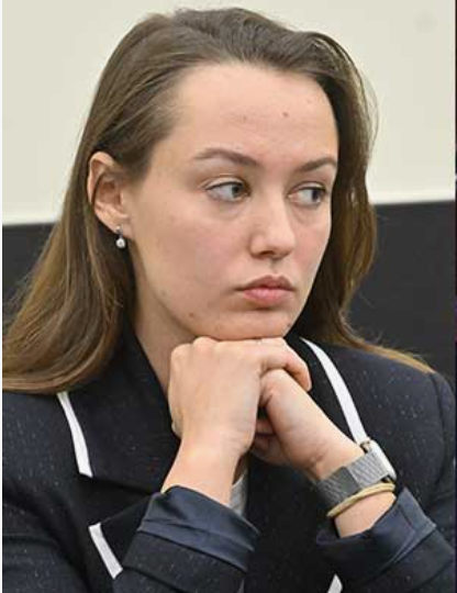 "Отец - директор IT-компании, а у самой образование МГУ и странное ИП". Кто такая Полина Лурье, которая купила квартиру Долиной за 112 млн