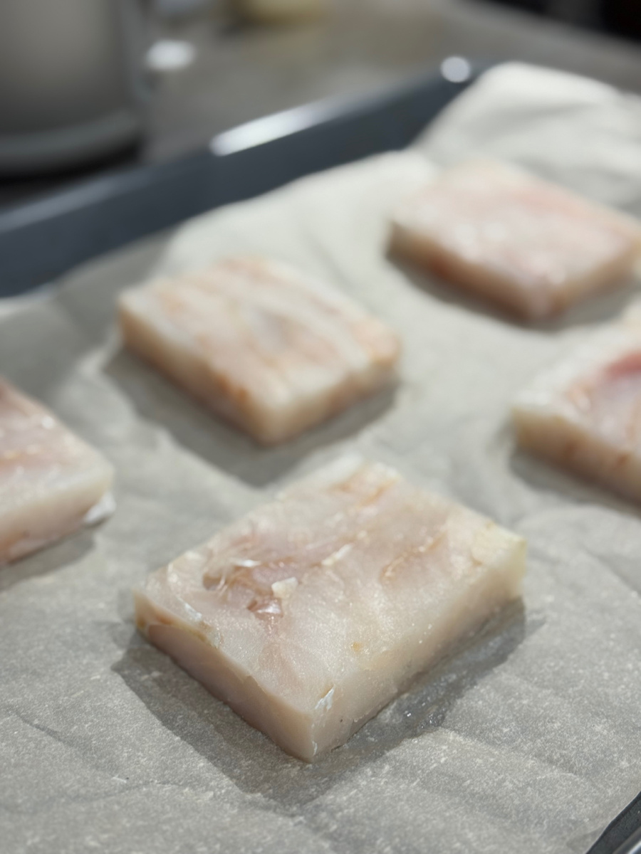 Треска относится к низкоаллергенным продуктам, что особенно важно для беременных и кормящих женщин, а также для детей. Филе трески допускается в рационе даже годовалого малыша.