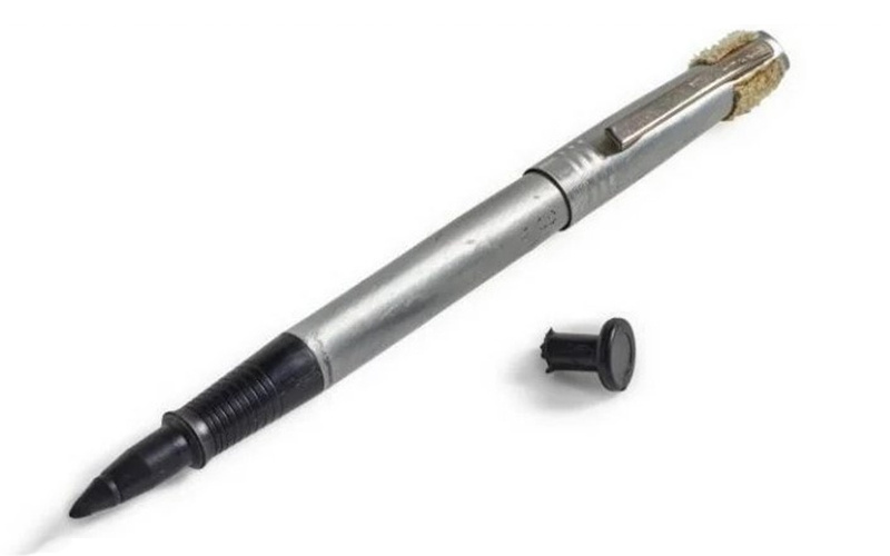 Тот самый фломастер Duro «Rocket», который заменил сломанную кнопку; рядом – сломанная кнопка включения двигателя взлётной ступени