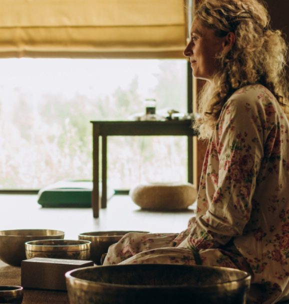 Юлия Беллавита во время практики звуковой медитации в «Шавасане»