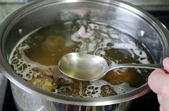 Секрет раскрыт: Что добавить в кастрюлю с бульоном, чтобы он получился прозрачным, как слеза
