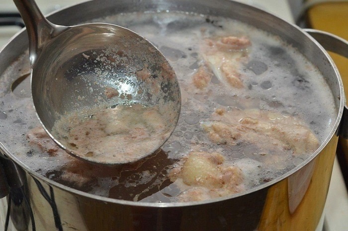 Когда бульон сильно кипит, появляется много пены