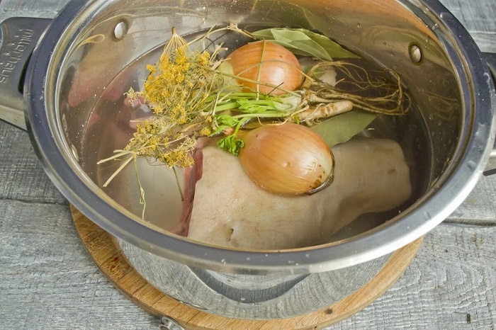 Кладите в бульон неочищенный лук