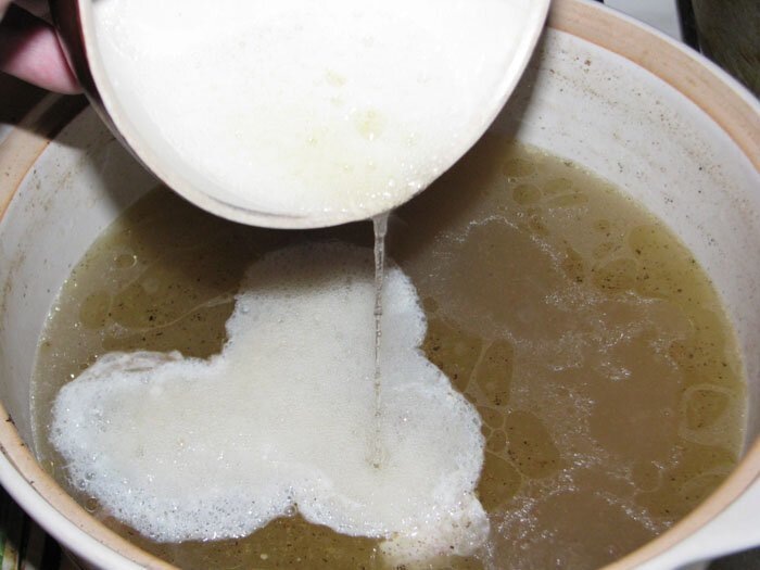 Взбейте белки и влейте в бульон