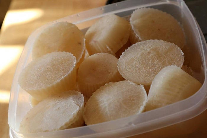 Можно заморозить бульон в формах для кексов