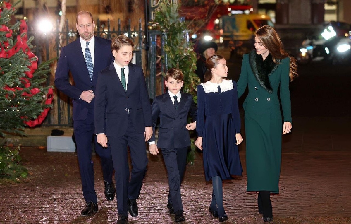 Принц и принцесса Уэльские с детьми