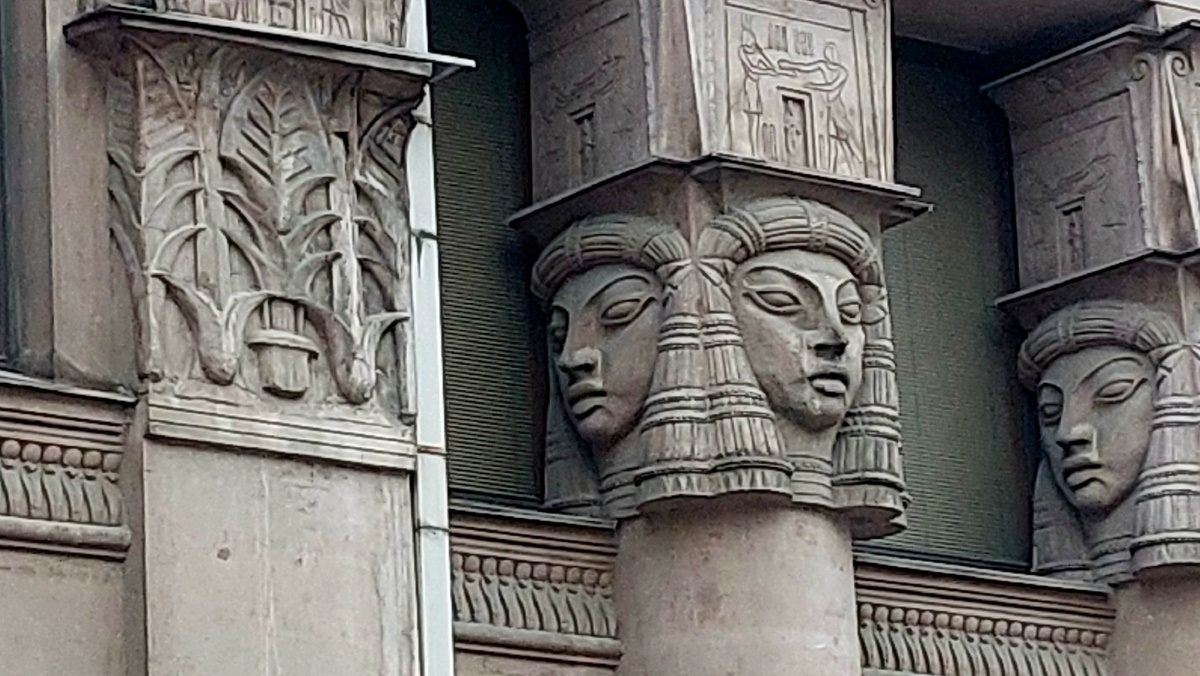 Египетская богиня в Питере помрачнела.