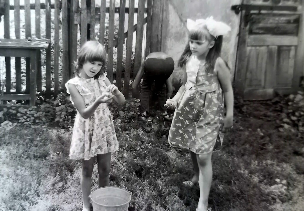 Рядом с летней кухней собираем груши. Наташка, я и пятая точка нашего двоюродного брата Вани