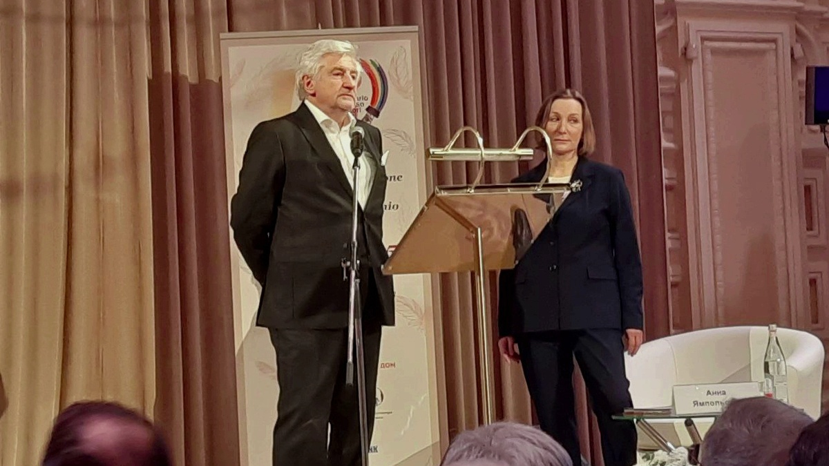 Ведущая церемонии, переводчик с итальянского, кандидат филологических наук, преподаватель Литературного Института имени Горького Анна Ямпольская и Директор Департамента государственной поддержки периодической печати и книжной индустрии, Минцифры России Владимир Григорьев Фото: Валерий ЧУМАКОВ