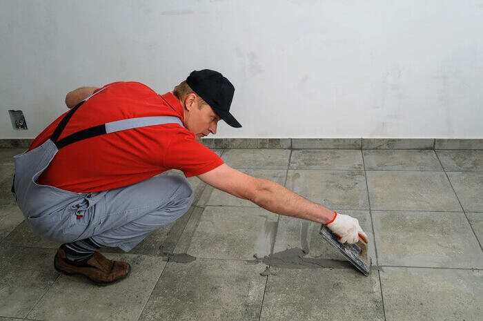 При затирании швов необходимо сразу убирать излишки раствора