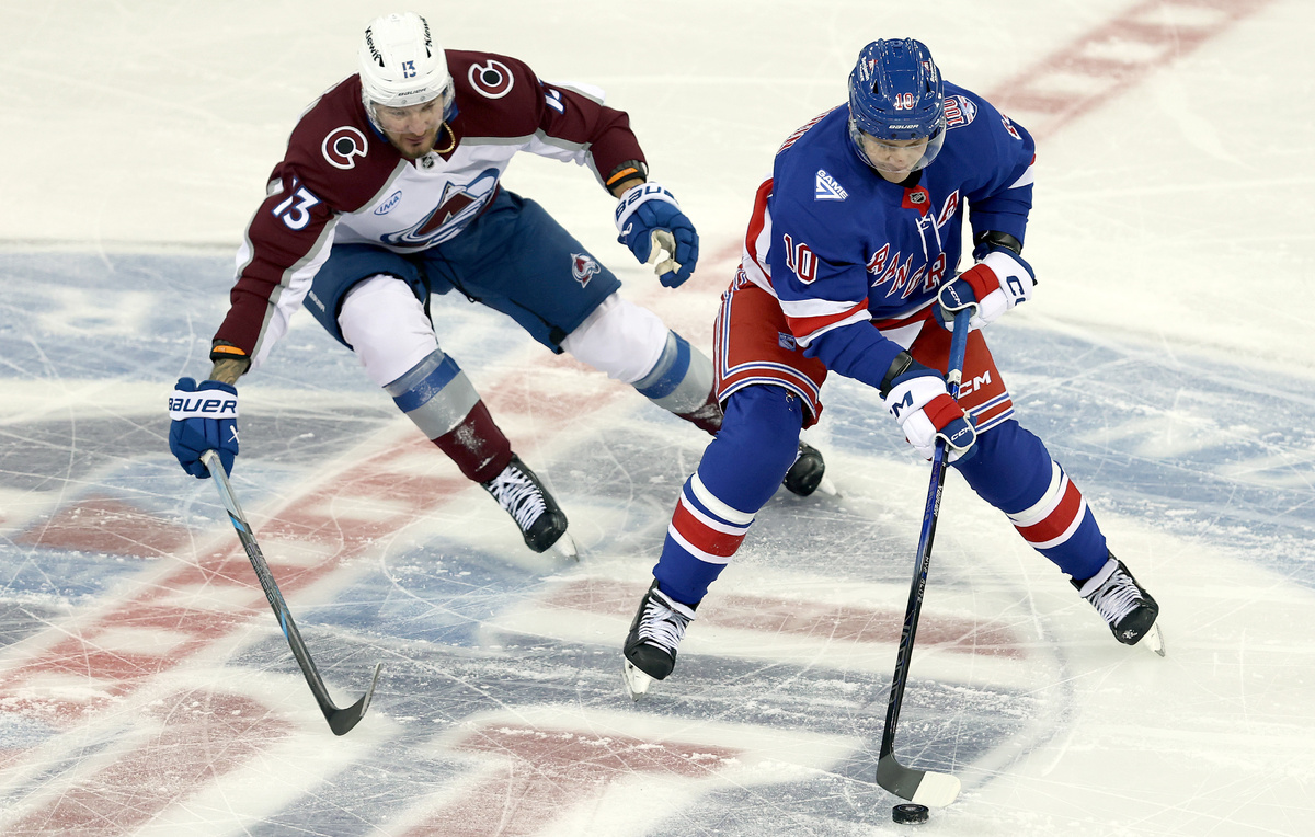    Нападающий "Колорадо" Валерий Ничушкин и нападающий "Нью-Йорк Рейнджерс" Артемий Панарин  Kenneth Richmond/Getty Images
