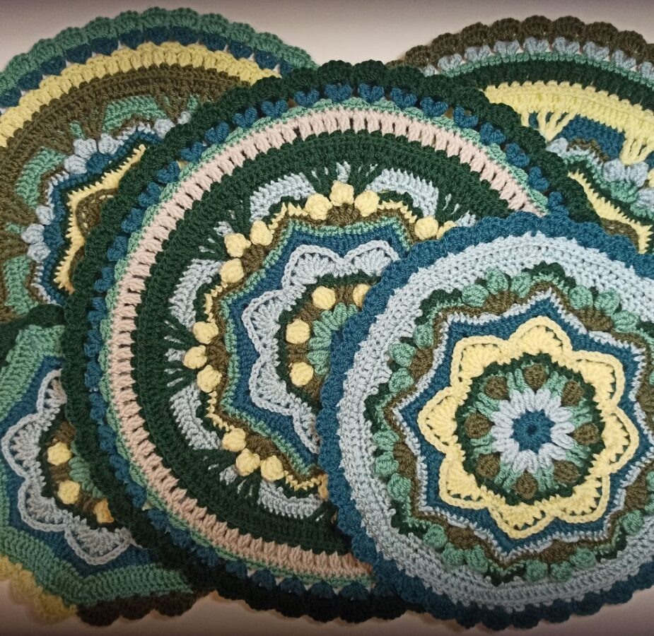    Зимняя мандала крючком — 5 вариантов в исполнении Дарьи   
Источник: Дарья Насибулина для Креаликума