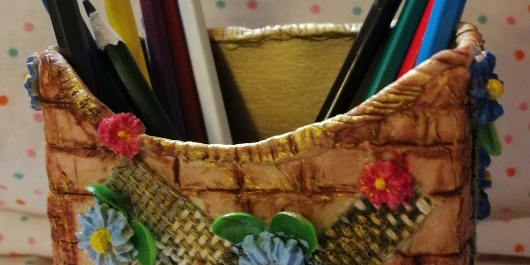 Необычное превращение чайной коробки в нужную вещь.