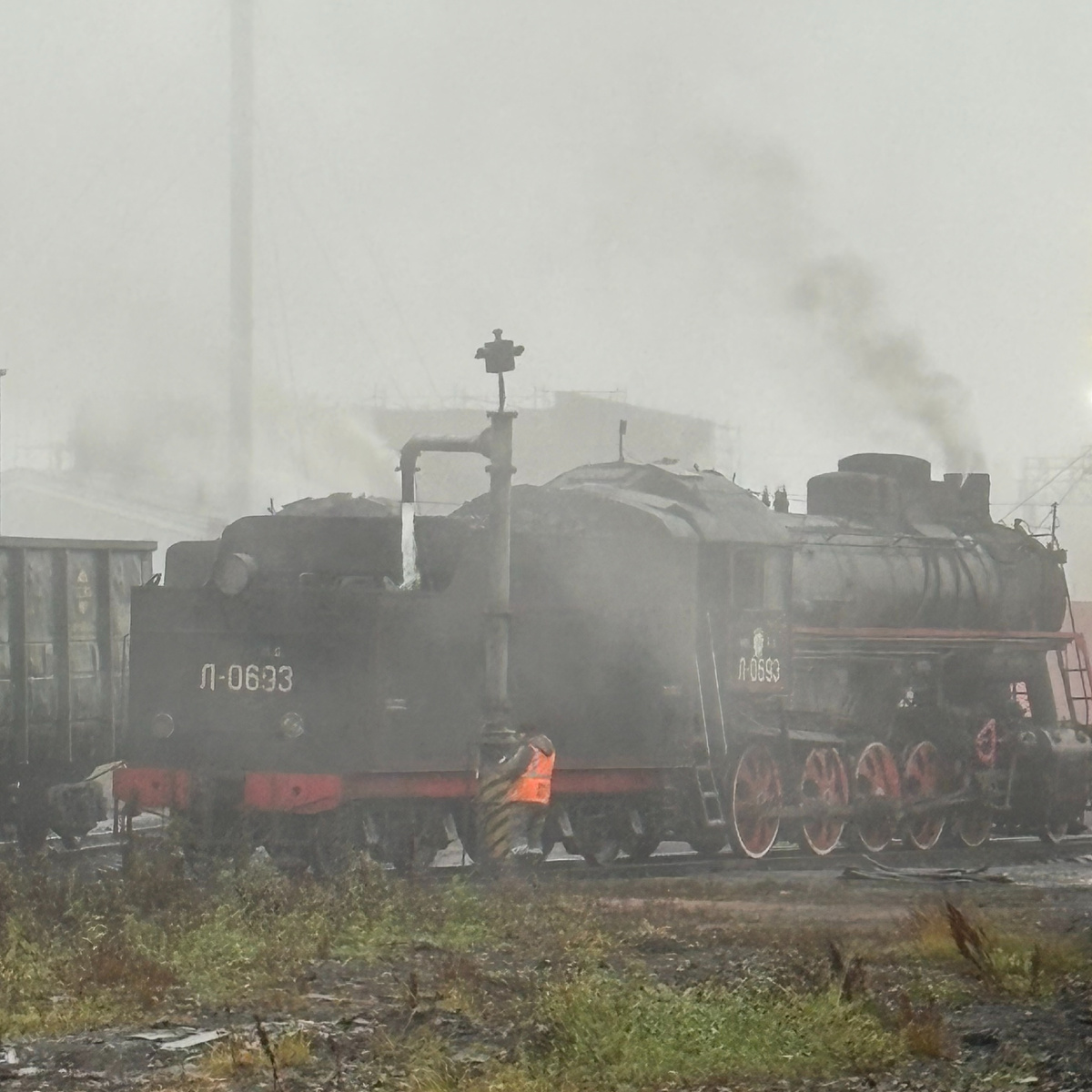 В паровоз заливают воду