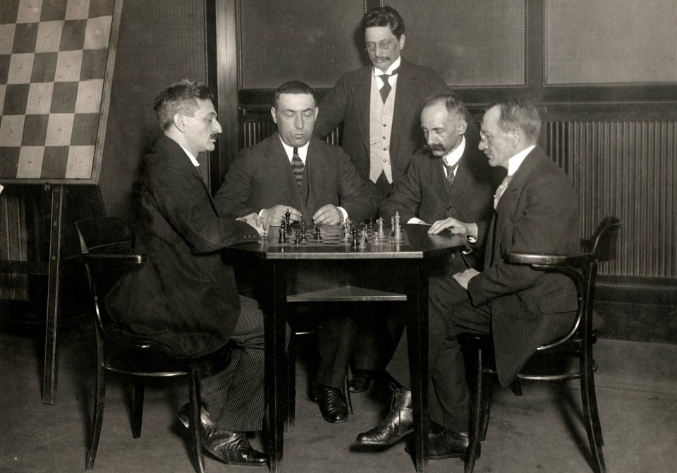    Уроженец Гродно (в центре) был известной фигурой в мире шахмат. Фото: wikipedia.org