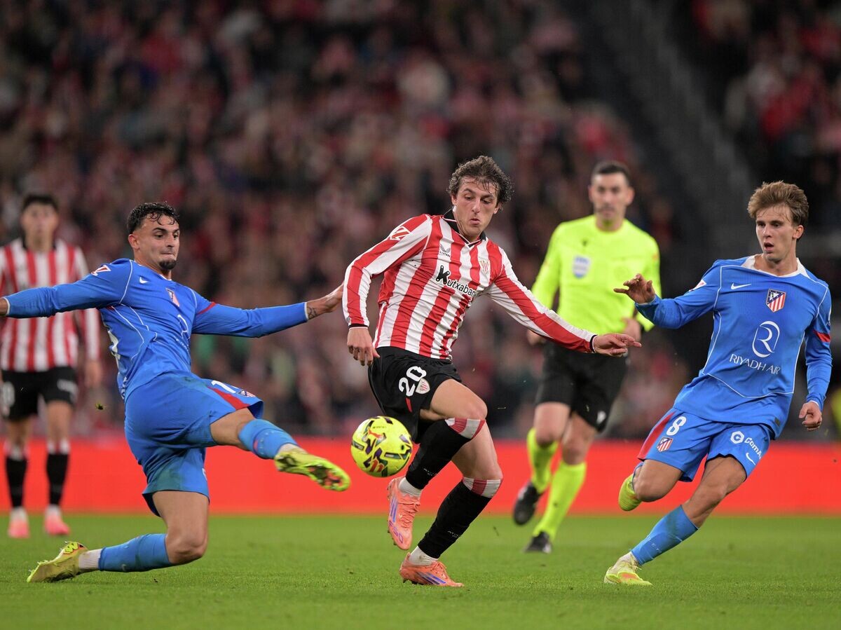    Футболисты "Атлетика" и "Атлетико" | © Getty Images / Soccrates Images