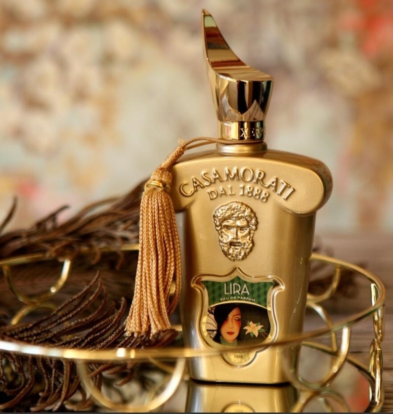 Lira выпущен в 2011 году. Парфюмер: Chris Maurice. Верхние ноты: Красный апельсин, Бергамот и Лаванда; средние ноты: Корица, Жасмин и Роза; базовые ноты: Ваниль, Карамель и Мускус. 