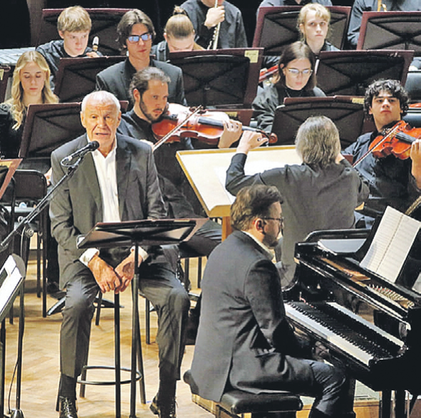 Юные музыканты, хоть и исполняли сложные партии, были потрясены тем, как Сергей Гармаш читал свой текст Фото: Роман ЩЕНБЕНКОВ/»Российская газета»