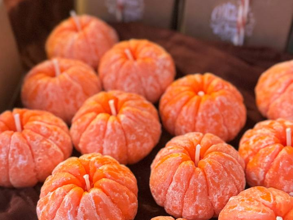 Свечи в форме мандаринов от Candlezl