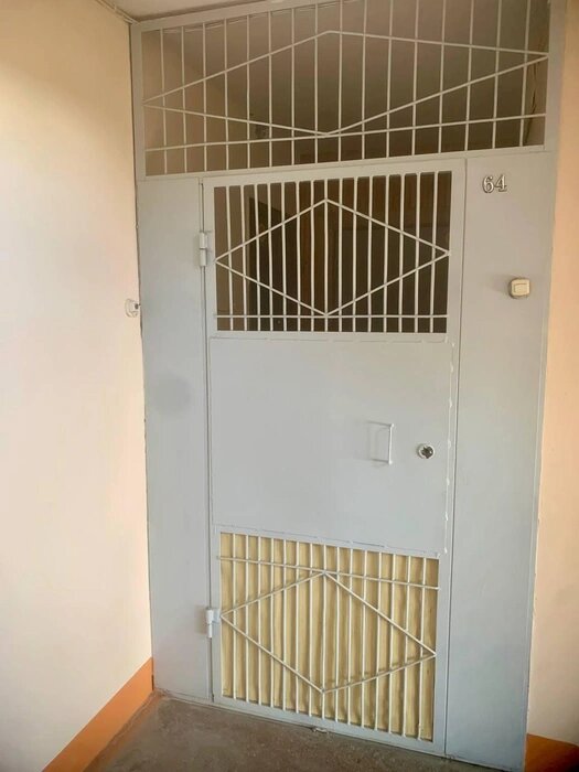 За этой дверью находится квартира Ирины Сафоновой, до которой она так и не дошла ночью 9 сентября.