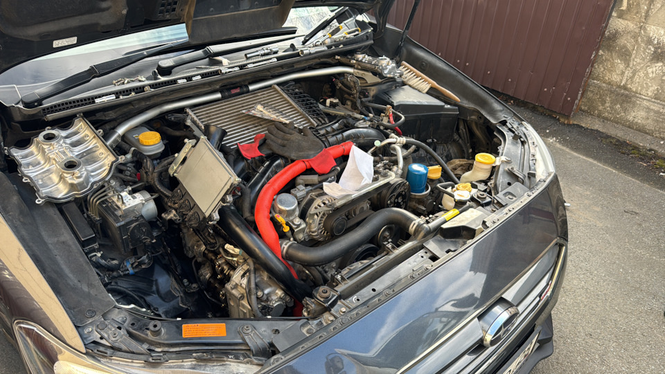 Снимаем все, что мешает добраться до правой и левой стороны двигла: воздуховоды, АКБ и прочую мелочь