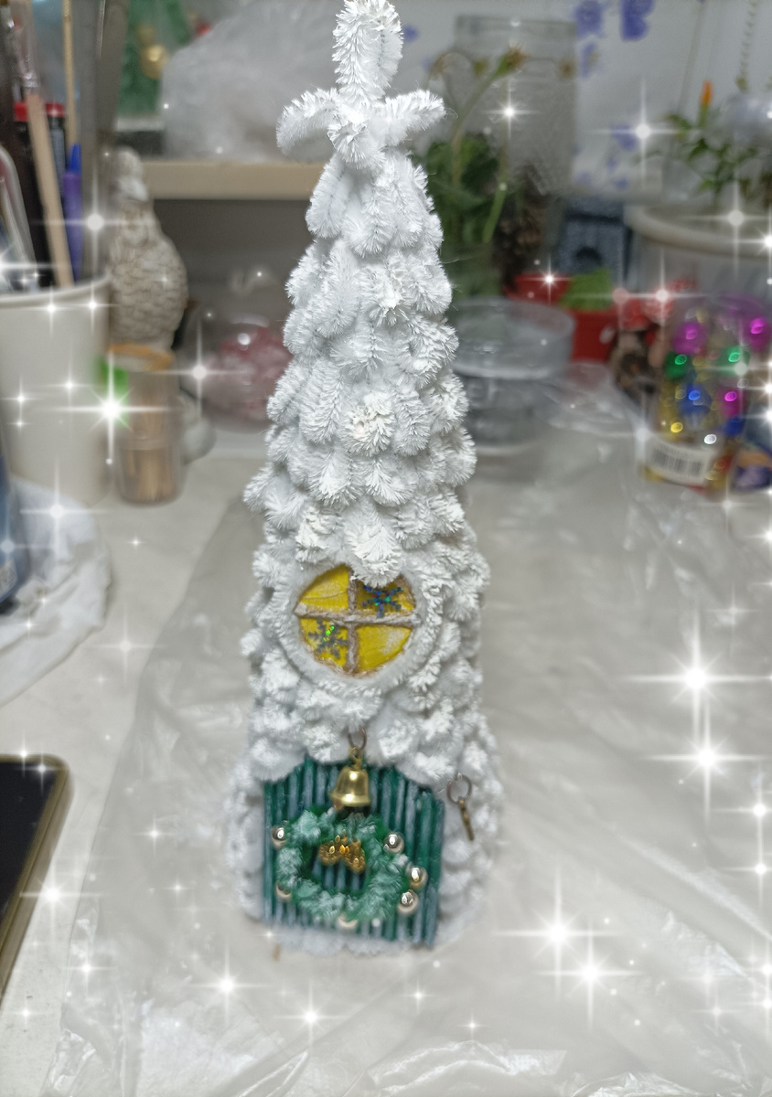 Вот такая белая ёлочка, тут она пока без шаров, но это не надолго :)