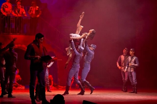    В центре повествования — разрушительная страсть между свободолюбивой цыганкой Кармен и солдатом Хозе. Фото: Омский государственный Музыкальный театр