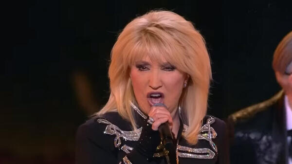 Аллегрова не взяла букет цветов от поклонника