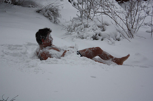 Автор купается в снегу