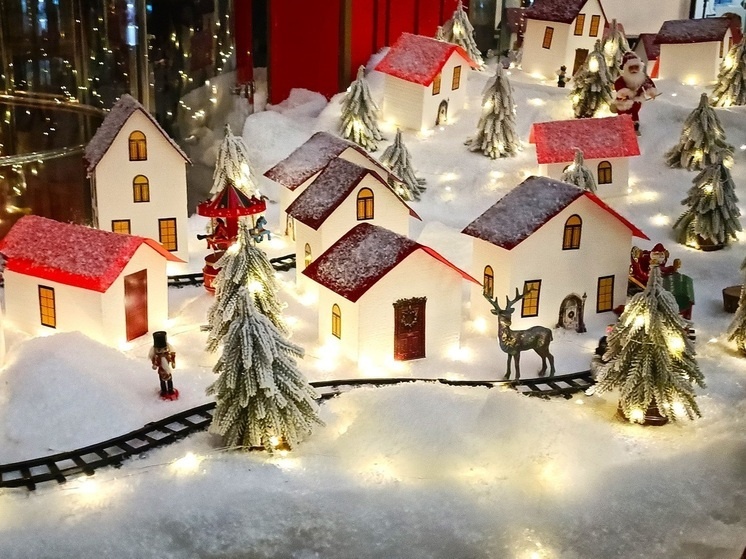     Новогодняя инсталляция в Атриум-палас-отеле. Фото: Николай Курилов / МК-Урал.