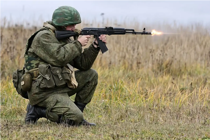 Солдат стреляет из автомата АК-74 во время полевых учений. Фото: Виталий В. Кузьмин 