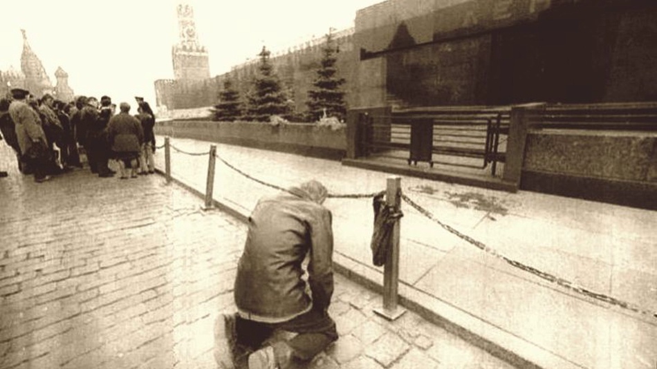 Неизвестный мужчина стоит на коленях перед Мавзолеем В.И. Ленина 9 октября 1993 года