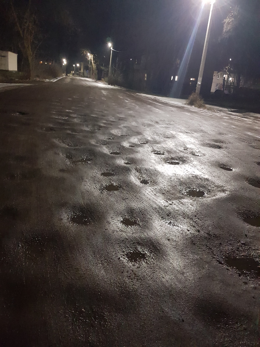 Это улица города. И не одна такая. Спасибо, ЗДЕСЬ хотя бы освещение есть.