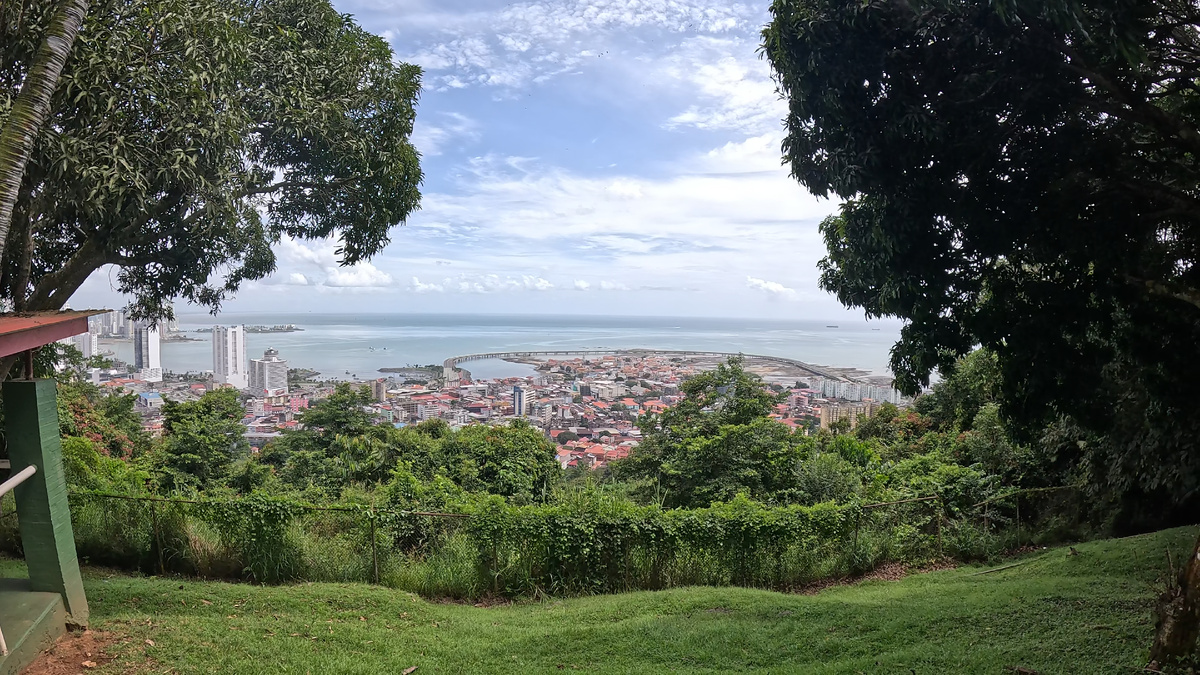 Вид на город с холма Анкон