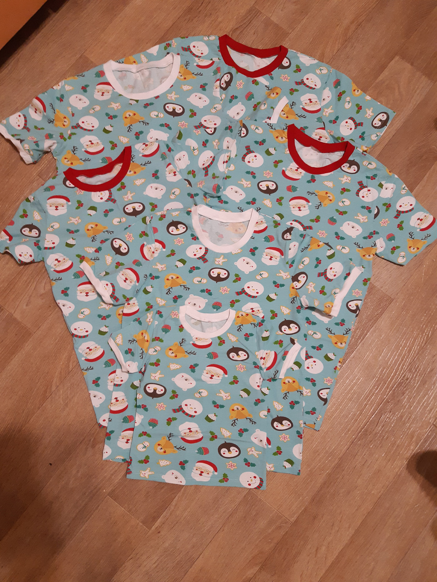 Для мальчиков были футболочки с красной горловиной, для девочек- с белой 