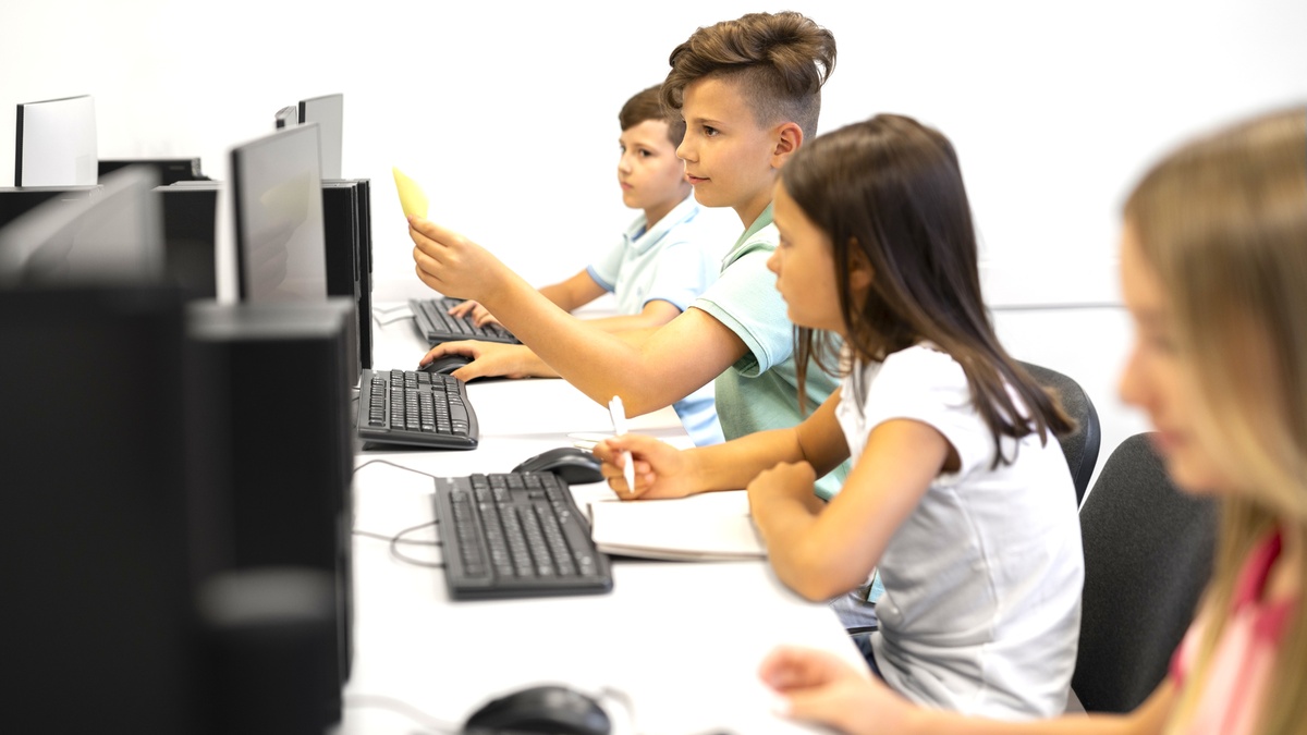    В Югре прошел «Урок цифры» о нейросетях и ответственном использовании ИИ