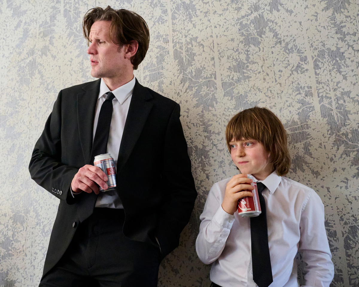 «Я заменил все ругательства на «фрик», «флип» или «сахар»… Банни Манро (Мэтт Смит) и Банни Джуниор (Рафаэль Мате). Фото: Сара Уил/Sky UK, Clerkenwell Films