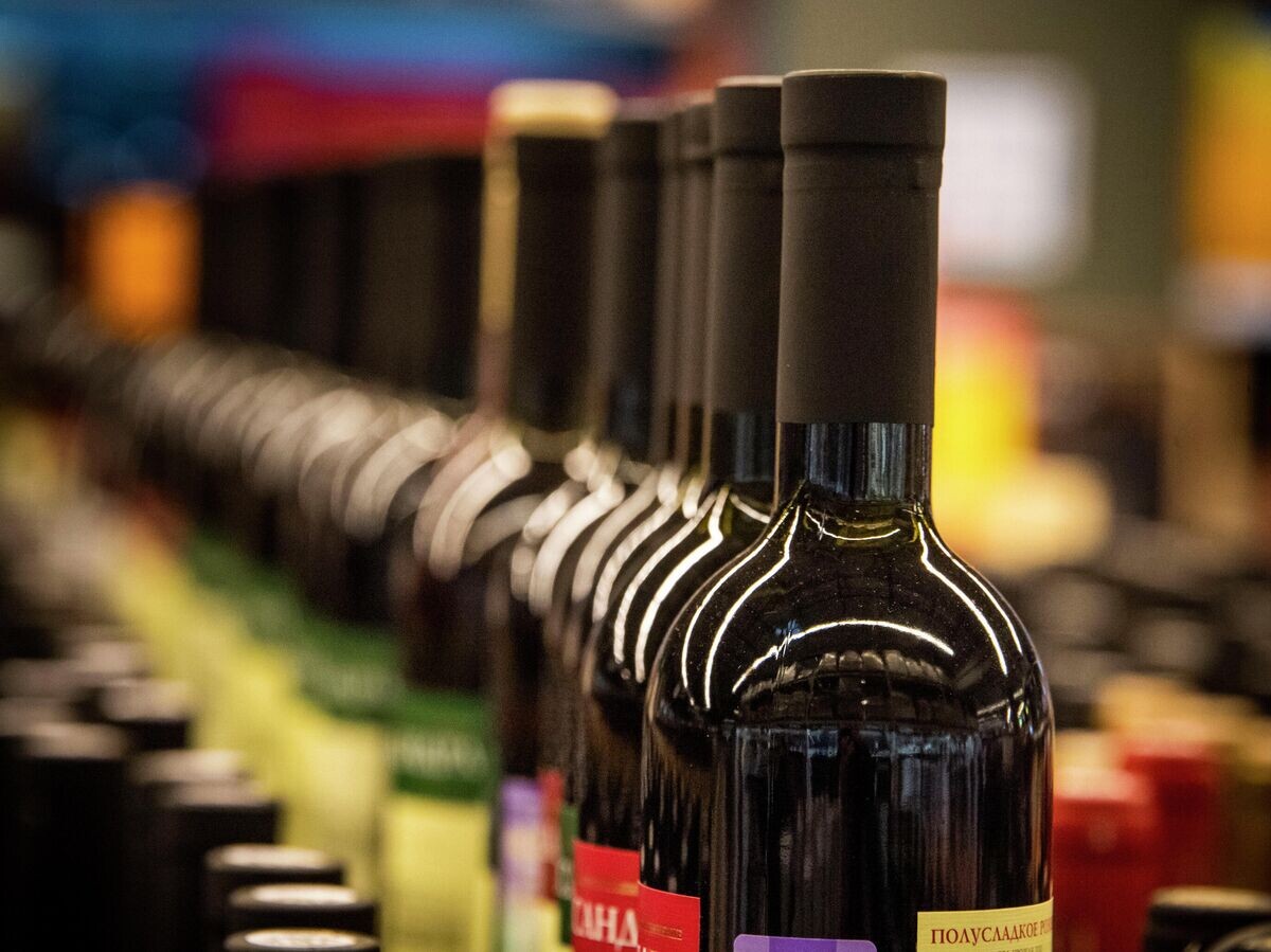    Продажа вина в супермаркете "Яблоко" в Симферополе | © РИА Новости / Дмитрий Макеев