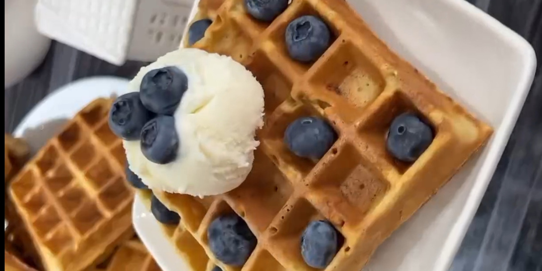 Сытные морковные вафли с курагой и орехами