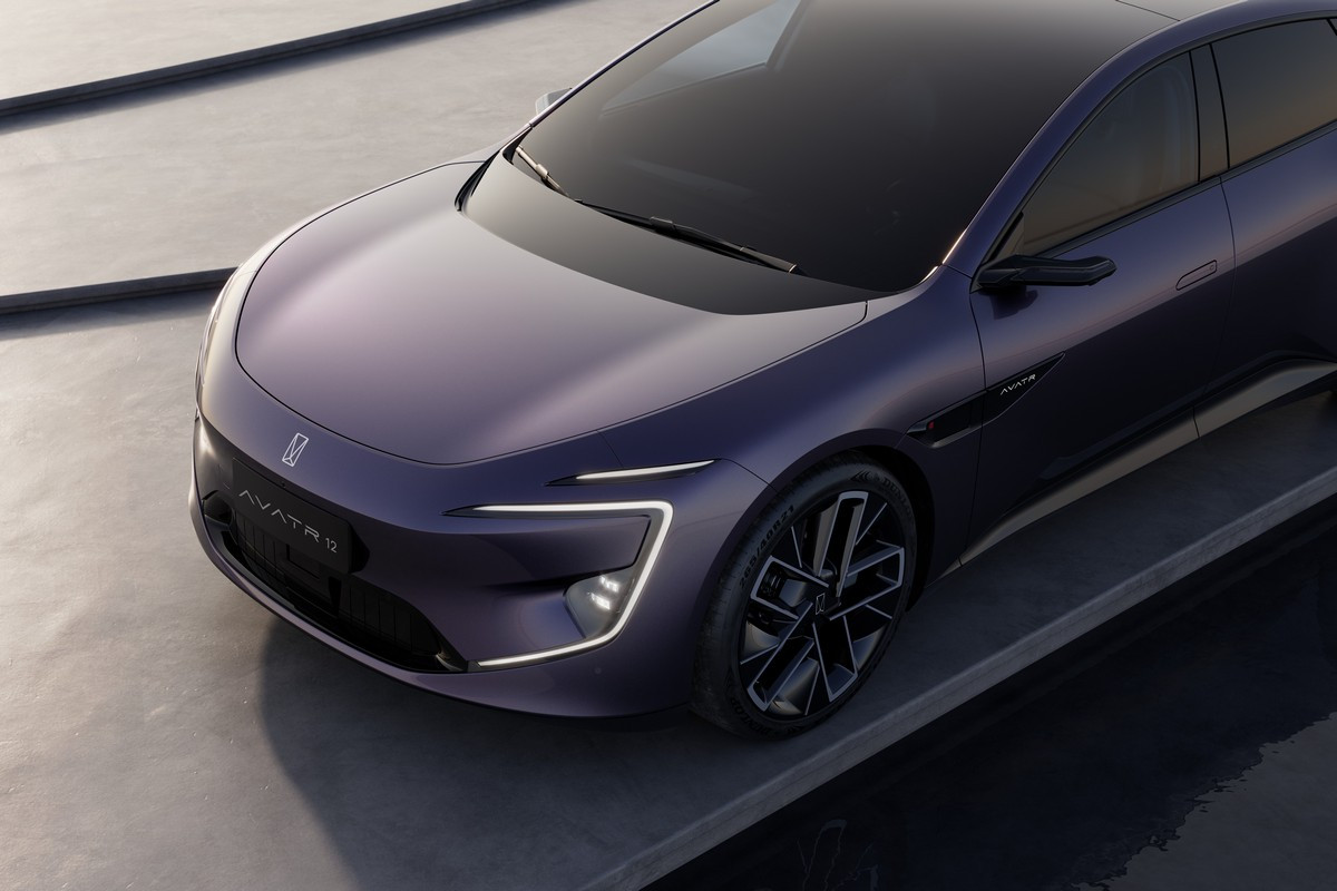 Выразительная передняя часть нового Avatr 12