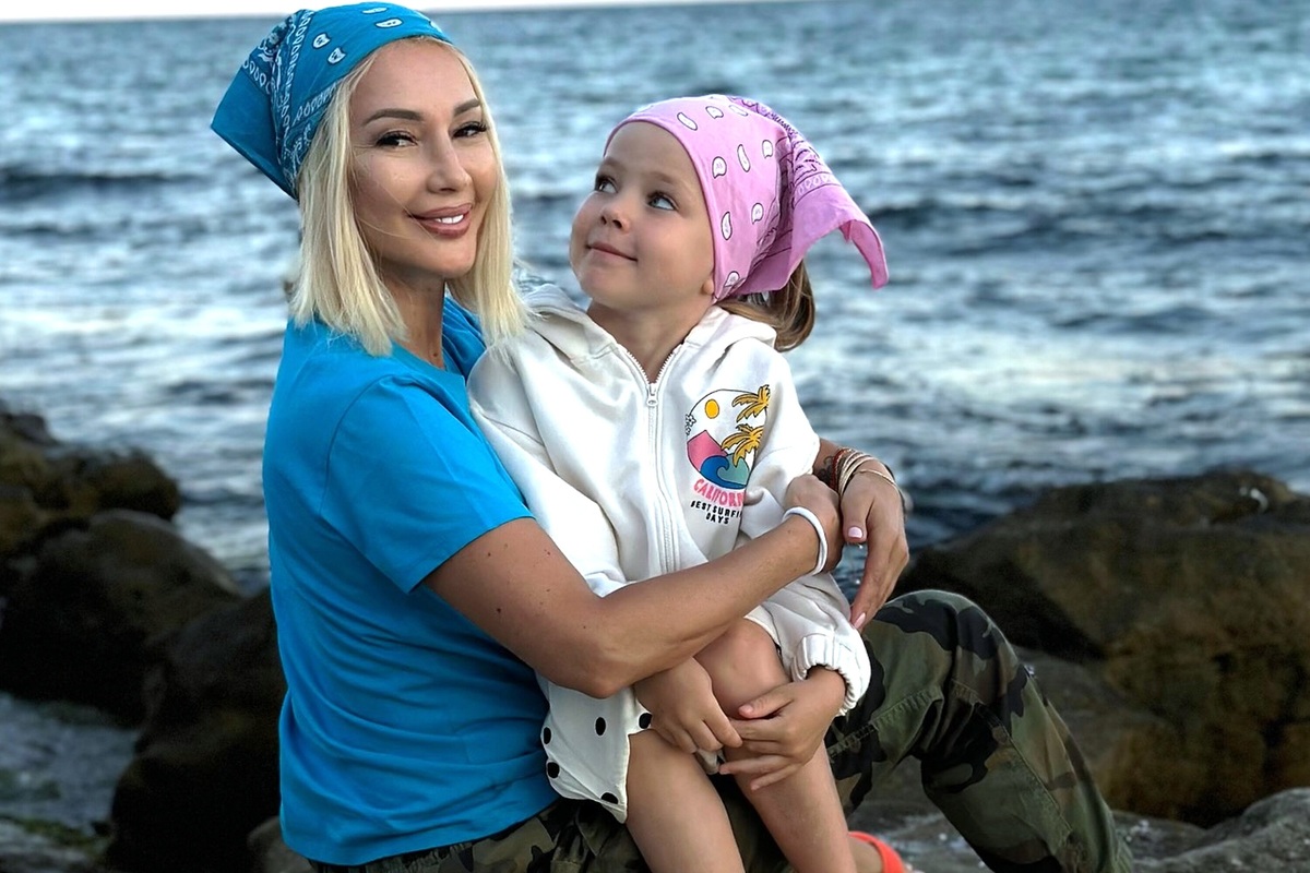     Выставленную на аукцион картину дочери Леры Кудрявцевой купил легендарный хоккеист