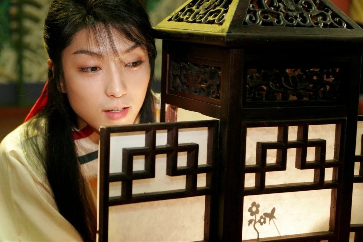 Кукольный театр - один из старинных творческих способов говорить с толпой. Этот язык понятен каждому. Даже детям. И королям))) По ту сторону кадра за действом завороженно наблюдает тиран Ёнсангун