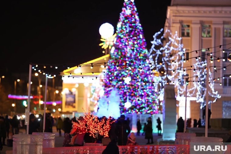     В центре Кургана украсили главную елку города