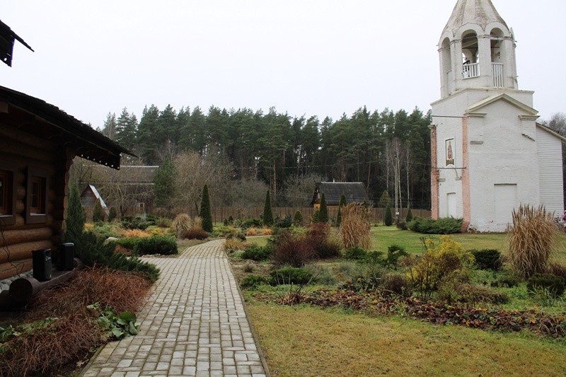 Территория между храмом и колокольней