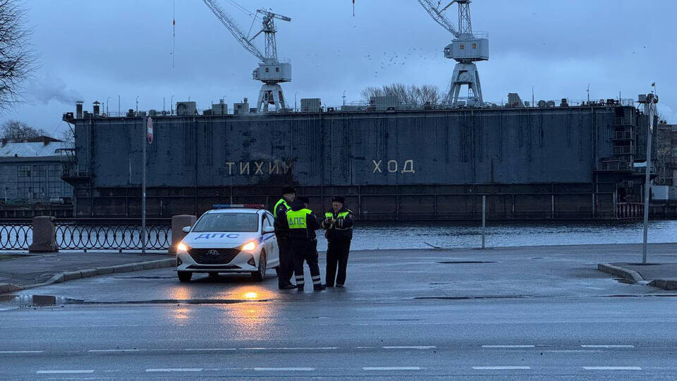     Легковушка пробила ограждение и рухнула в воду с набережной в Петербурге ИЗВЕСТИЯ