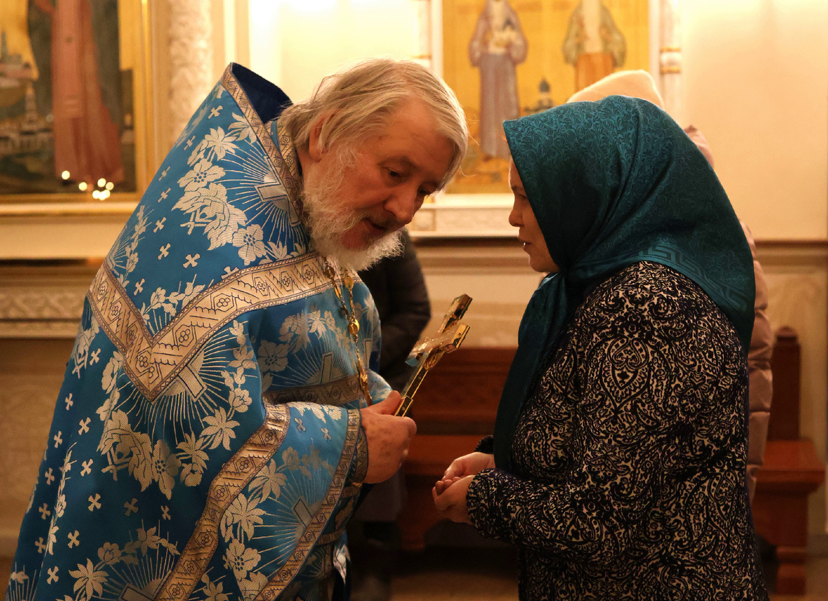 Толкуют  о чем-то)