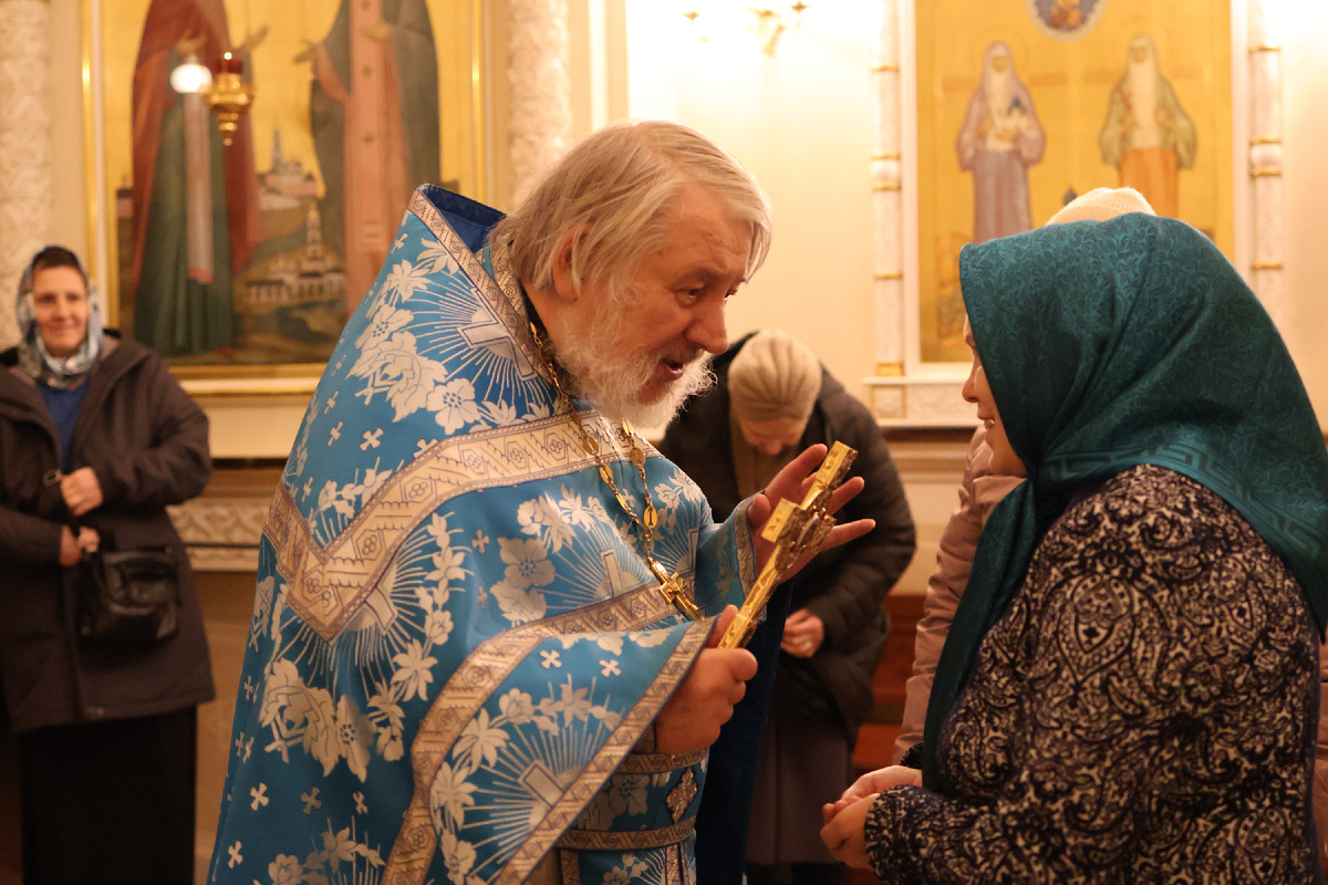 Все фотографии наших чудесных прихожан носят исключительно иллюстративный характер. Ранняя литургия. Отец Александр и Нина