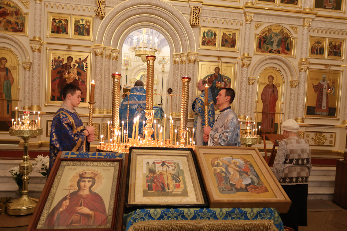 Литургия идет своим чередом. ОТцы на амвоне, алтарники - перед амвоном