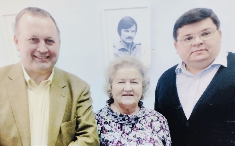 Фото в школе 825 г. Москвы, которой руководил Дмитрий Васильевич после В.А. Караковского. Рядом шестикратная олимпийская чемпионка Л.П. Скобликова ( Лидия Павловна водила в школу внука и относилась с боьшим уважением к Дмитрию Васильевичу) и я, директор проекта Н.А. Махнев.