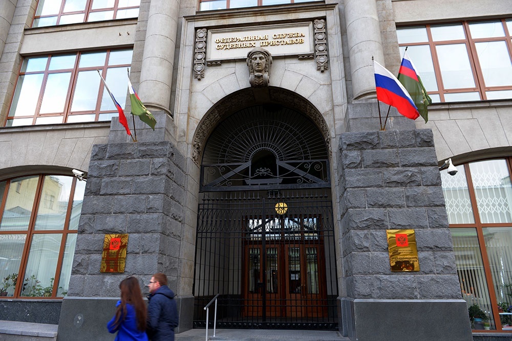    Если у застройщика появляются просрочки, неминуемо рано или поздно, мы сможем увидеть эти долги на сайте у приставов, а далее они интегрируются уже в общедоступные сервисы проверки контрагентов. / Фото: Наталья Селиверстова/РИА Новости